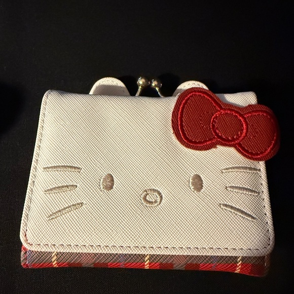 Hello Kitty White and Red Wallet - Picture 1 of 3